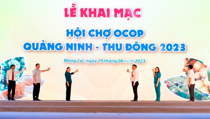 Delegates launch the Quang Ninh OCOP (One Commune One Product) Autumn-Winter Fair 2023.