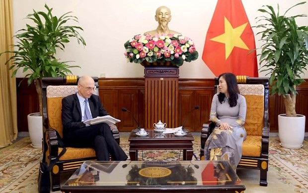 Deputy Minister of Foreign Affairs Le Thi Thu Hang (R) and Croatian Ambassador to Malaysia and Vietnam Ivan Velimir Starcevic (Photo: VNA)