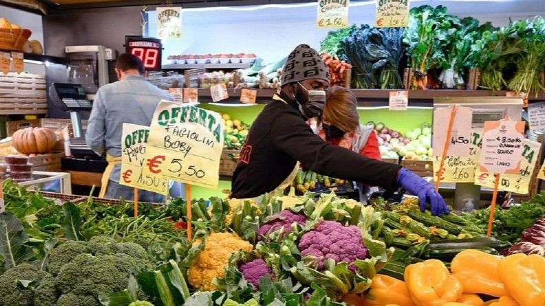 A food market in Rome, Italy. (Photo: FAO)