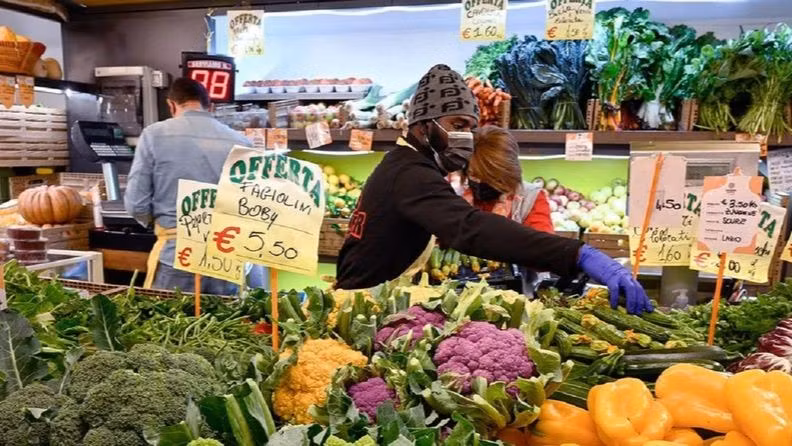 A food market in Rome, Italy. (Photo: FAO)