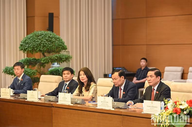 General Secretary of the Vietnamese NA and Chairman of the NA Office Bui Van Cuong; Chairman of the NA’s Committee for Defence and Security Le Tan Toi and Vietnamese NA deputies at the meeting.