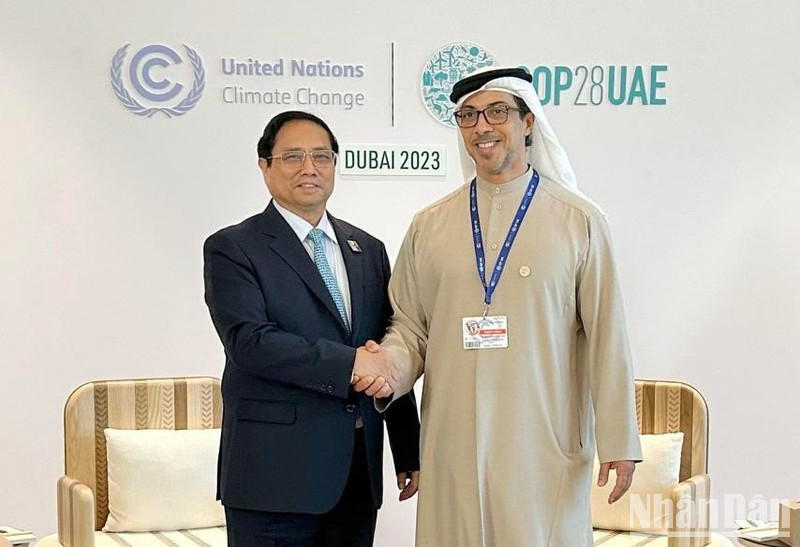 PM Pham Minh Chinh (L) and UAE Vice President Sheikh Mansour Bin Zayed Al Nahyan. (Photo: NDO)