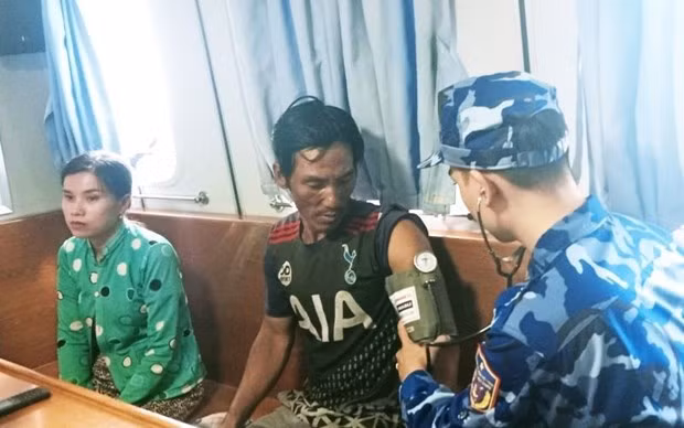 A fisherman receives health check-up. (Photo: VNA)