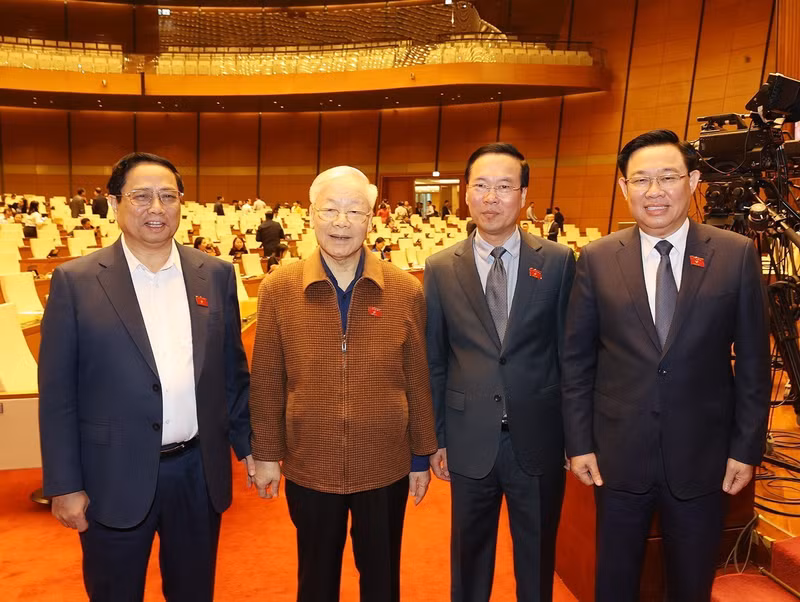 Party leader Nguyen Phu Trong and other Party and State leaders attend the session. (Photo: VNA)