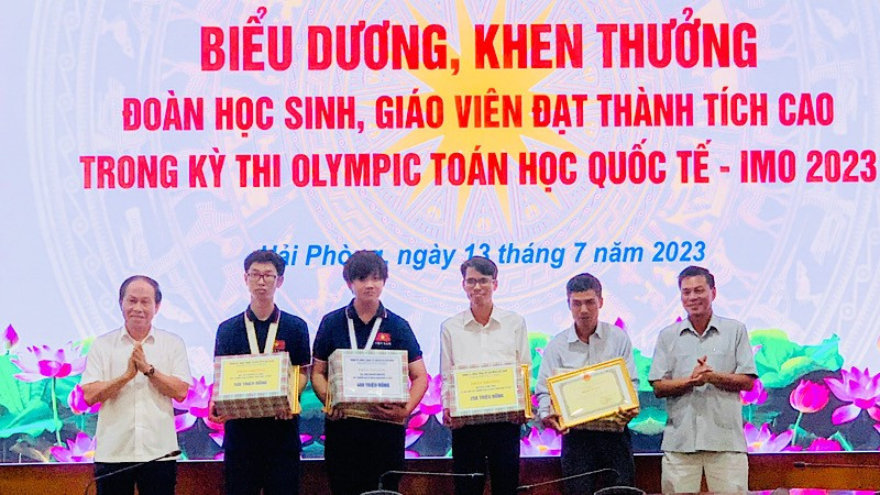 Hai Phong students and teachers honoured at the ceremony (Photo: NDO)