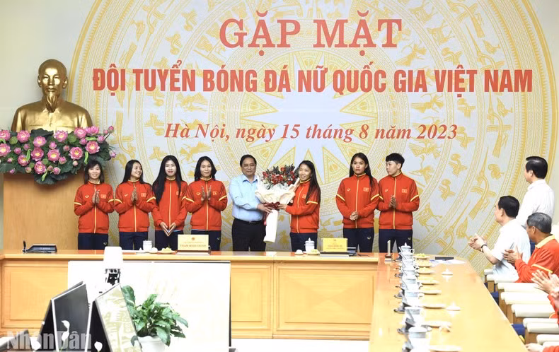 Prime Minister Pham Minh Chinh presents flowers to national women's football team (Photo: NDO)