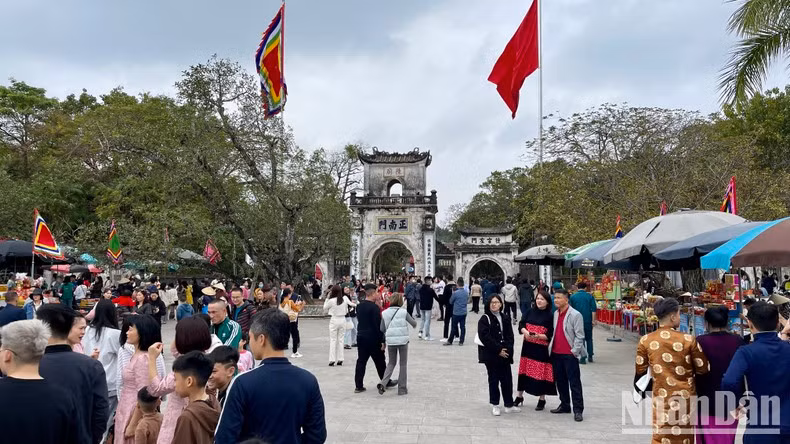 Tran Temple is dedicated to the worship of the Tran Kings and mandarins with meritorious services to the Tran Dynasty, built in 1695, including the three main architectural works of Thien Truong Temple, Co Trach Temple, and Trung Hoa Temple.
