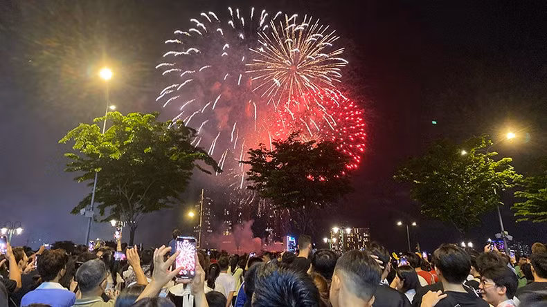 A large number of people watch fireworks performance in the downtown of Ho Chi Minh City. (Photo: MANH LINH)