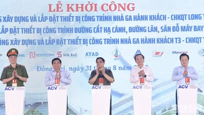 Prime Minister Pham Minh Chinh (middle) and other delegates at the ceremony. (Photo: NDO)