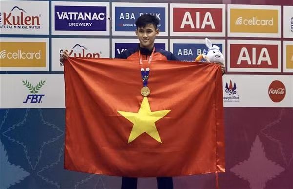 Swimmer Pham Thanh Bao sets a new SEA Games record in the men’s 200m breaststroke with 2 minutes 11 seconds and 45 (Photo: VNA)