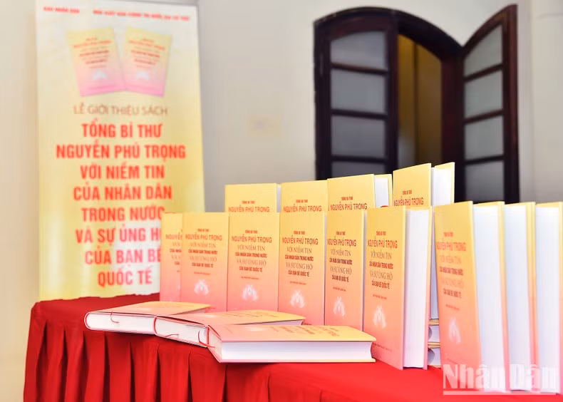 The book “Party General Secretary Nguyen Phu Trong with domestic people’s trust and international friends’ support” showcased at the launching ceremony.