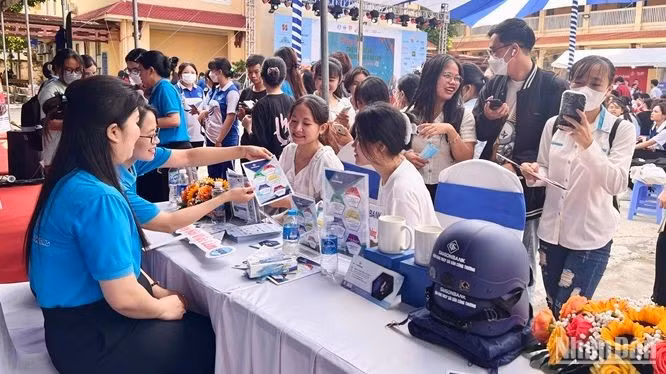 Saigon University students explore job opportunities at Saigon Bank (Photo: NDO)