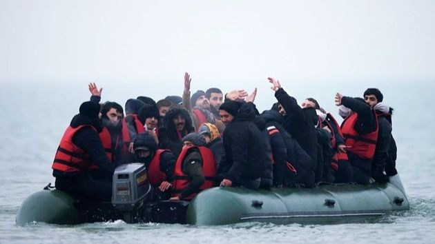 Migrants try to cross the English Channel into the UK. (Illustrative image/Photo: Reuters)