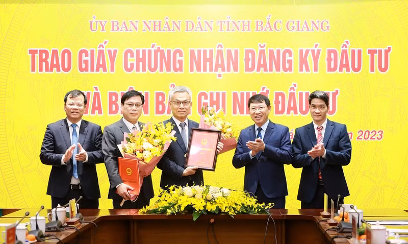 Leaders of Bac Giang province grant investment certificates to investors at the ceremony