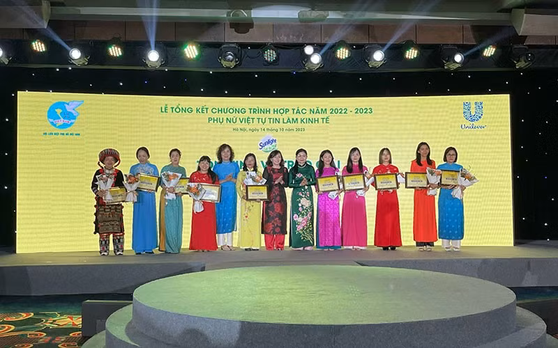 The top ten outstanding Vietnamese women honoured at the ceremony. (Photo: NDO)