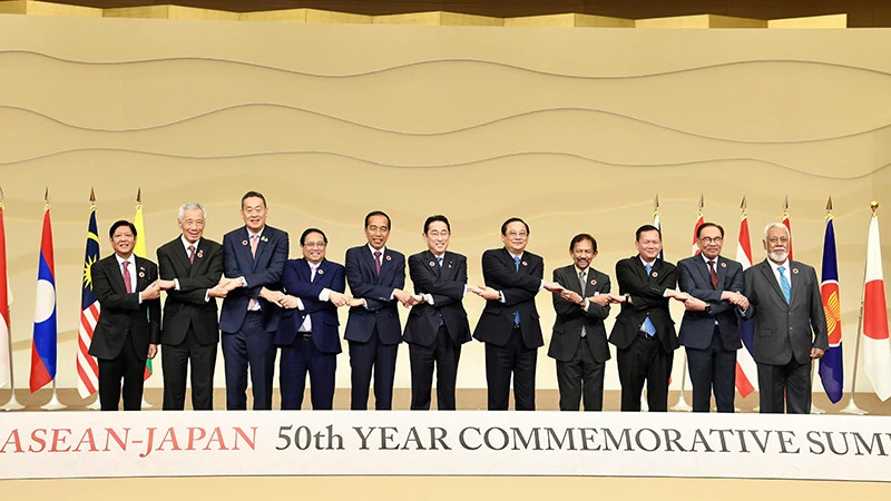Japanese PM Kishida Fumio and heads of ASEAN delegations to the Commemorative Summit (Photo: VNA)