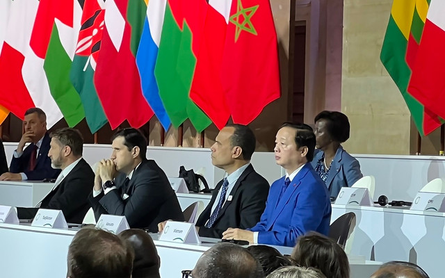 Deputy Prime Minister Tran Hong Ha (R) attends closing session of the Summit for a New Global Financing Pact (Photo: VGP)