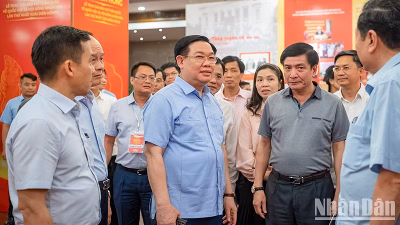 NA Chairman Vuong Dinh Hue inspects the preparation for the Dien Hong award ceremony. (Photo: NDO)