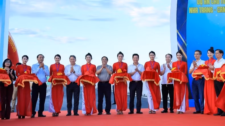 Prime Minister Pham Minh Chinh and other delegates cut the ribbon to inaugurate the expressways.