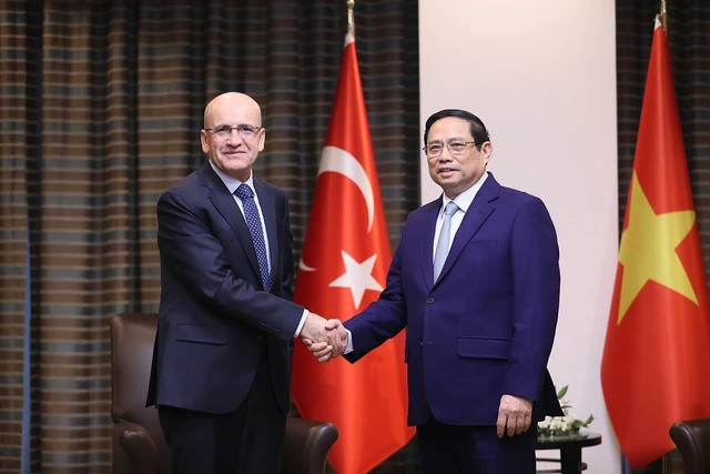 Prime Minister Pham Minh Chinh receives Turkish Minister of Budget and Finance Mehmet Simsek. (Photo: VNA)