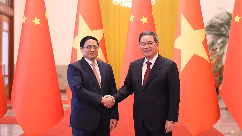 Prime Minister Pham Minh Chinh (L) and Chinese Premier Li Qiang. 