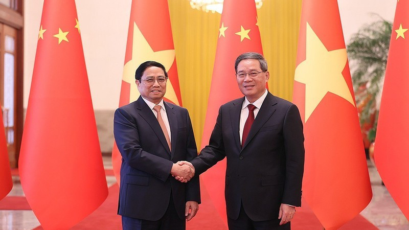 Prime Minister Pham Minh Chinh (L) and Chinese Premier Li Qiang. 