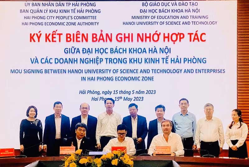 At the signing ceremony between Hanoi University of Science and Technology and enterprises in Hai Phong Economic Zone.
