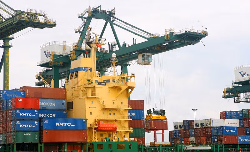 Domestic production is gradually escaping from difficulties, helping the economy to bounce back