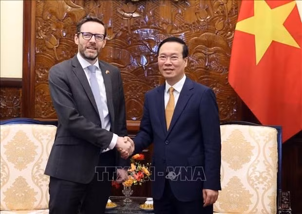 President Vo Van Thuong (R) receives UK Ambassador to Vietnam Iain Frew on April 28. (Photo: VNA)