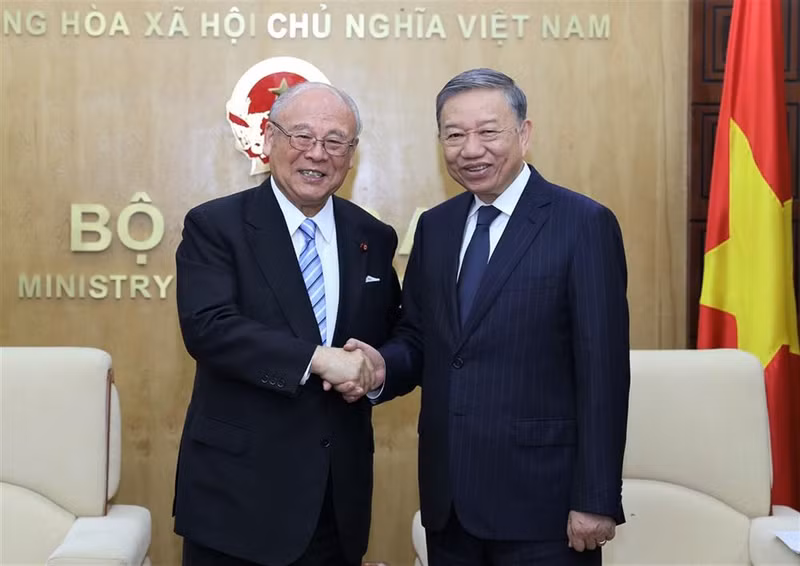 Minister of Public Security To Lam (R) and Special Advisor of the Japan - Vietnam Friendship Alliance Takebe Tsutomu. (Photo: bocongan.gov.vn)