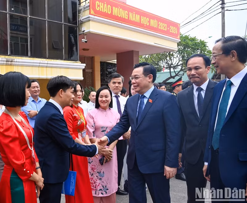 The NA Chairman meets teachers and students at the ceremony.