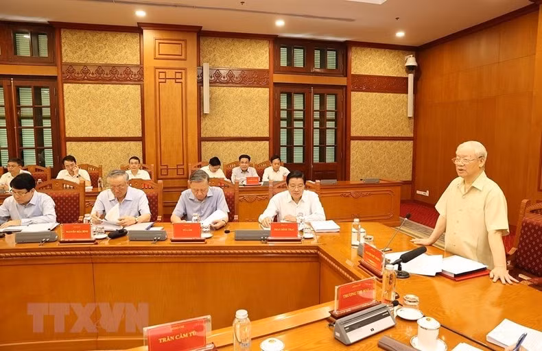 The meeting gives opinions on the performance of the Central Steering Committee in the first six months of 2023 and reviews the combat of corruption and negativity since the 13th Party Congress. (Photo: Tri Dung/VNA)