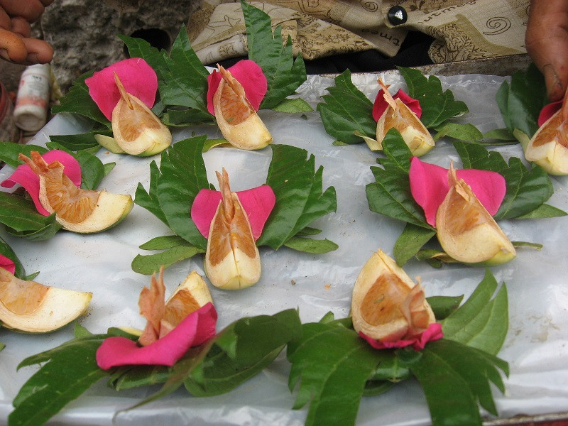 A quid of betel is composed of four elements, namely sweet areca, spicy betel leaf, bitter chay root, and acrid lime. 