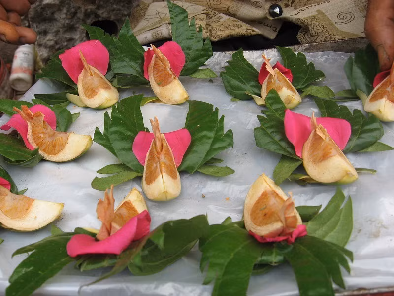 A quid of betel is composed of four elements, namely sweet areca, spicy betel leaf, bitter chay root, and acrid lime. 