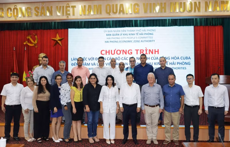 Participants take a group photo at the working session (Photo: haiphong.gov.vn) 