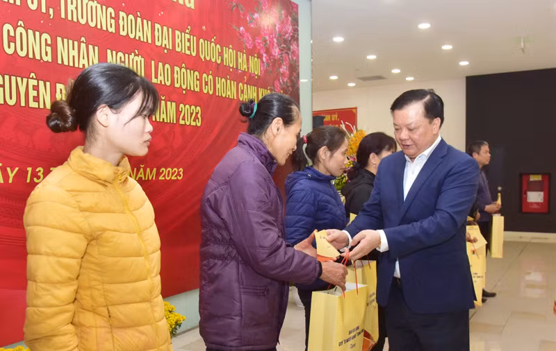 Secretary of the Hanoi Party Committee Dinh Tien Dung presents gifts to workers in Gia Lam district on the occasion of the Tet holiday. (Photo: hanoimoi.com.vn)