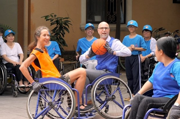 Canadian Ambassador to Vietnam Shawn Steil passes the ball during a special match between the representatives of the four G4 countries (Photo taken from the video clip) 