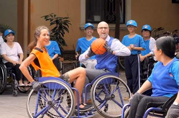 Canadian Ambassador to Vietnam Shawn Steil passes the ball during a special match between the representatives of the four G4 countries (Photo taken from the video clip) 