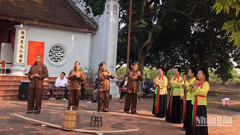 A performance of Trong quan singing (a response folk singing between male and female groups) in Hoa Da Trach Temple, Hung Yen (Photo: NDO)