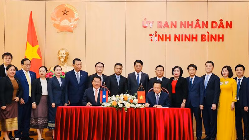 At the MoU signing ceremony (Photo: DUC LAM)