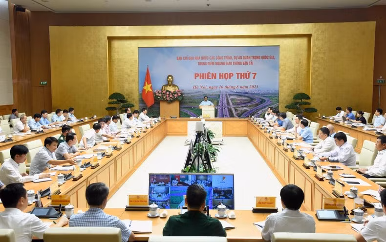 Prime Minister Pham Minh Chinh chairs the 7th meeting of the State steering committee for national key transport projects on August 10. (Photo: Tran Hai)