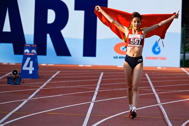 Nguyen Khanh Linh celebrates her 1,500m win at the Asian U18 Athletics Championship. (Photo: AAA)