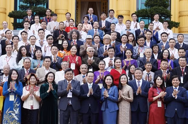 President Vo Van Thuong (front, fifth from left), handicraft artisans and workers pose for a group photo at their meeting in Hanoi on November 9. (Photo: VNA)