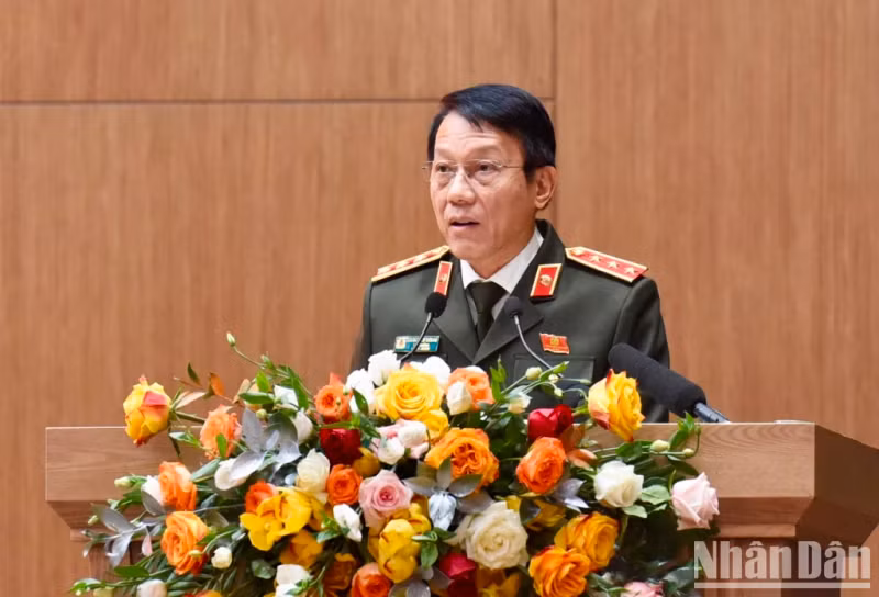 Senior Lieutenant General Luong Tam Quang, Deputy Minister of Public Security, speaks at the conference.