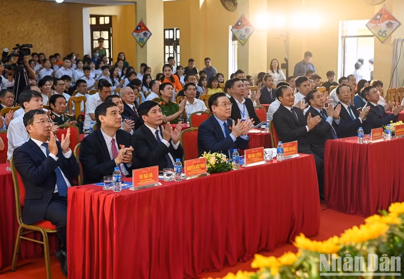 [In Pictures] NA Chairman attends opening ceremony for new school year at Huu Nghi T78 School ảnh 5