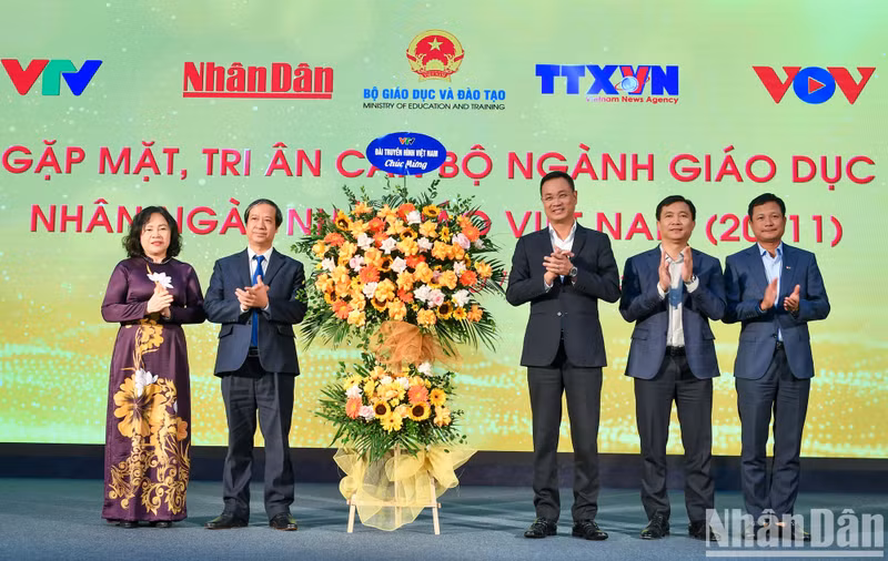 [In Pictures] Media agencies celebrate Vietnamese Teachers’ Day ảnh 6