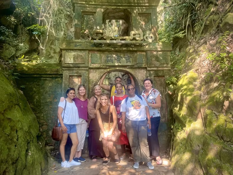 Foreign tourists visit Ngu Hanh Son, Da Nang (Photo: DINH NGUYEN)