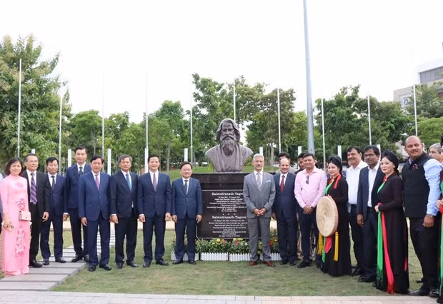 The statue of Indian literary celebrity Tagore is inaugurated in Bac Ninh. (Photo: VNA)