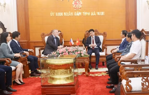 At the working session (Photo: VNA)