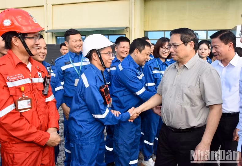 Prime Minister Pham Minh Chinh greets engineers and workers at the plant.